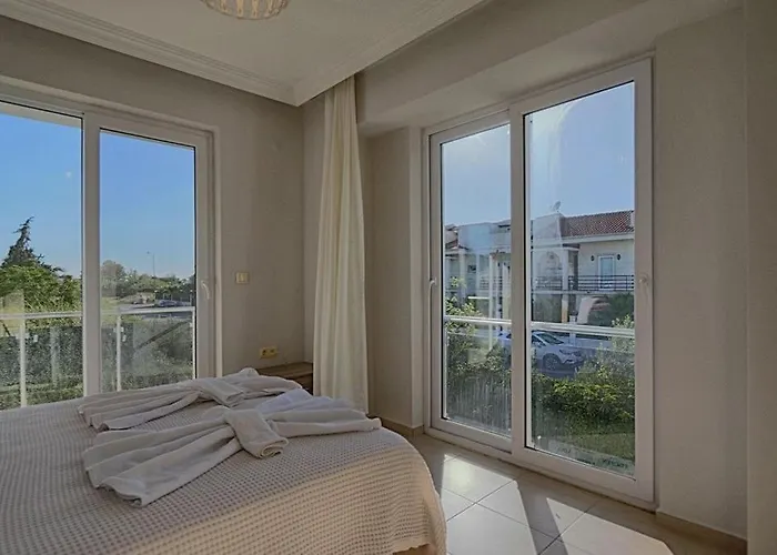 Detached With Private Pool In çalışta *
